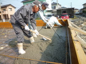 コンクリートを打ち込んでいます