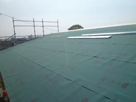 屋根の防水工事が行われています。