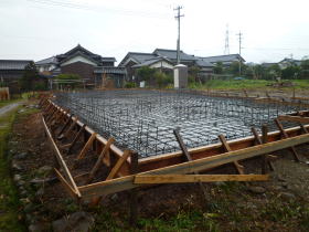 型枠・鉄筋が配置されました