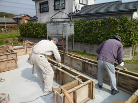 基礎立ち上がり部分のコンクリート打ち込み