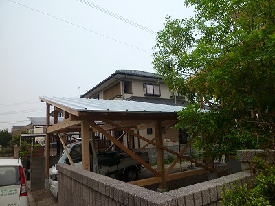 車庫の屋根が出来ました