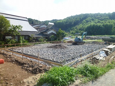 砂利が敷かれました