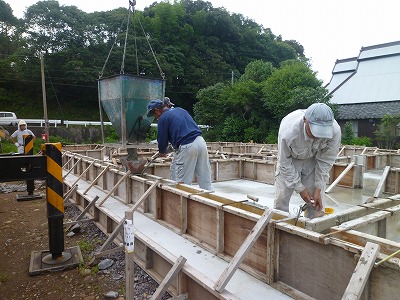 基礎立ち上がり部分にコンクリートが打ちこまれました