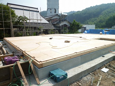 床板が敷かれました