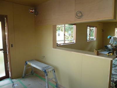 キッチンの間仕切り壁とカウンターが設置されました