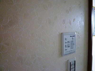 洗面脱衣室の壁紙が貼られました