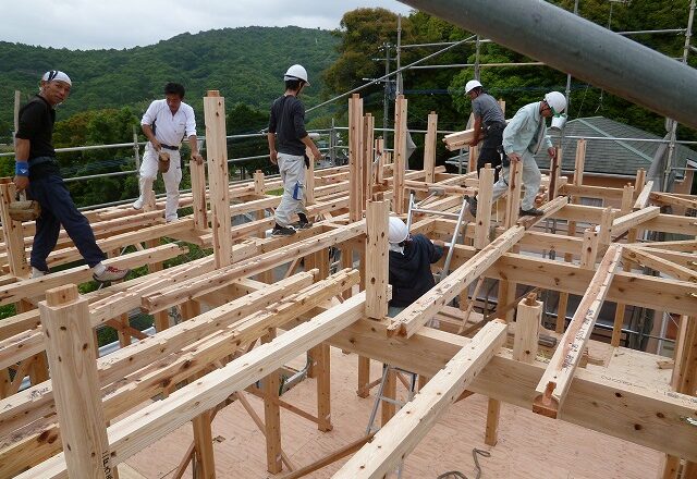 小屋束を立てています