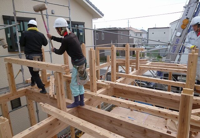 小屋束を立てています