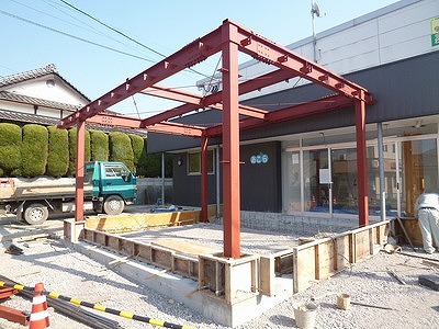 鉄骨が建ち、型枠が出来ました。