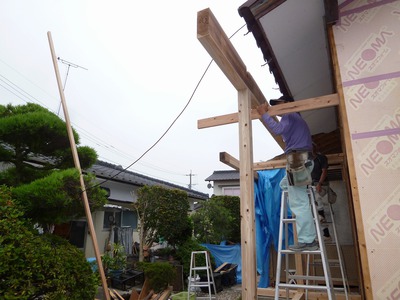 居間と玄関増築部分に柱を建てました