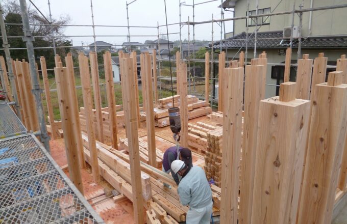 柱を建てています